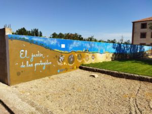 Mural en plaza jardin de Bello representando los hábitats de la cuenca de Gallocanta y especies biológicas representativas